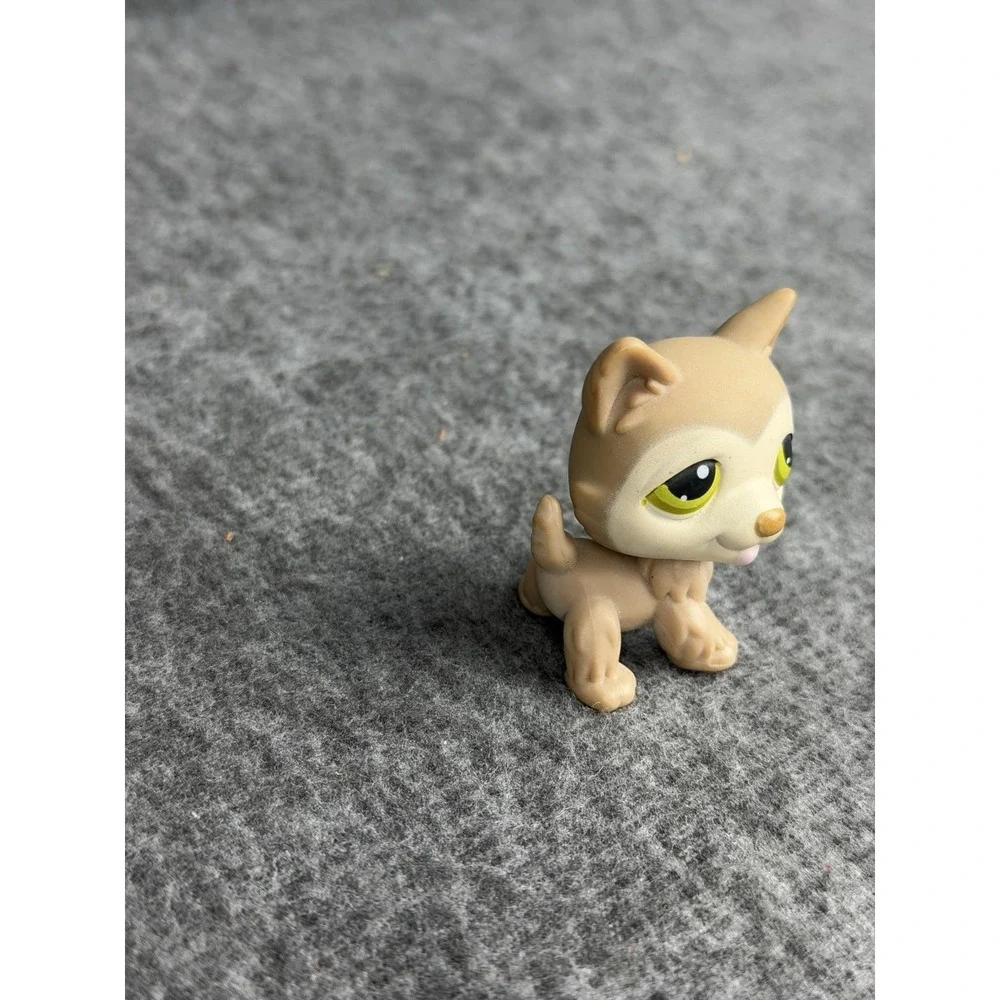 Hasbro Littlest Pet Shop Beige Husky Dog 358 Mini Figure 2006 Green Eyes LPS Toy